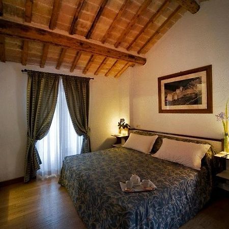 Hotel Il Castello Ассізі Екстер'єр фото