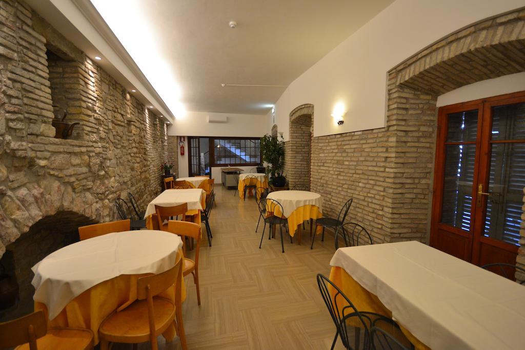 Hotel Il Castello Ассізі Екстер'єр фото